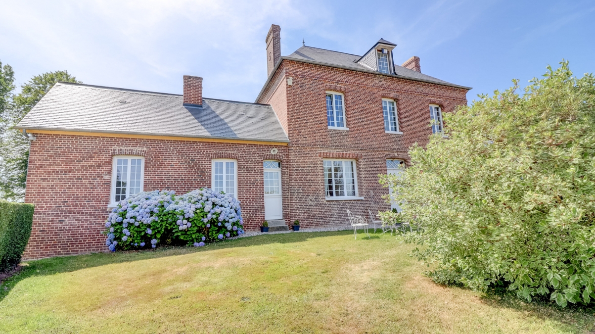 Belle maison de maître à vendre avec dépendances et prairies